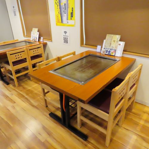 <p>白を基調とした壁紙と木の温もりが調和した、清潔感あふれる空間です。テーブル席（4名×3卓）も完備しており、ご家族でのお食事や、ワイワイ楽しみたい飲み会、女子会にもぴったり！全席に鉄板が設置されているので、いつまでも熱々のお料理を囲んで、楽しいひとときをお過ごしいただけます。自慢の味をご堪能ください。</p>