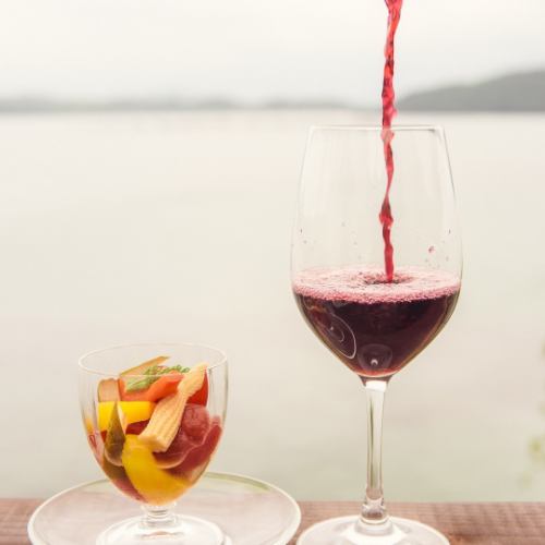 晚餐时，请在用餐时享用葡萄酒和其他含酒精的饮料。