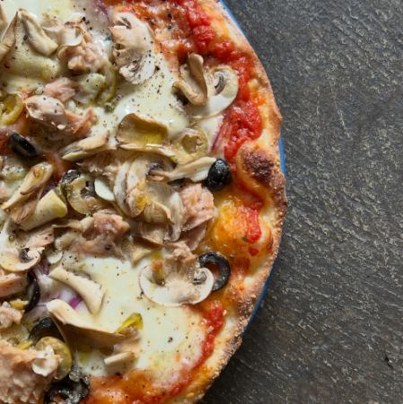 4種のキノコとオリーブ、ツナのピッツァ
