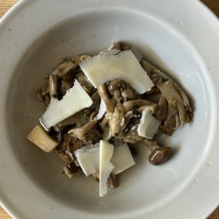 茸のマリネとペコリーノロマーノ