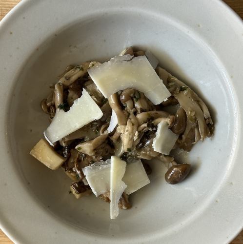 茸のマリネとペコリーノロマーノ