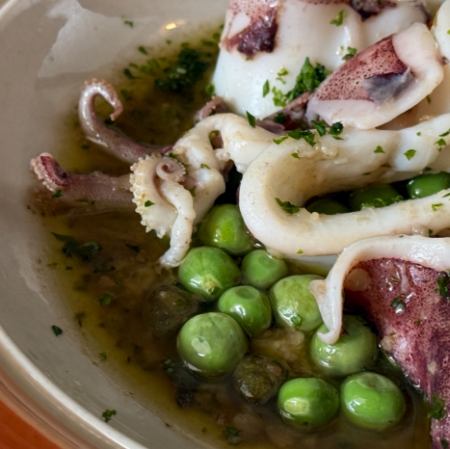 ヤリイカとグリンピースの白ワイン煮