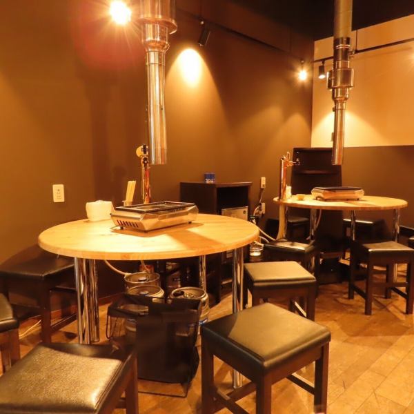 The clean interior of the restaurant features round table seating with ducts.The seats, where you can enjoy the intimate atmosphere that only a round table can provide, are also recommended for group or family meals. The homey space enhances the lively and fun atmosphere.Please enjoy your meal at our restaurant without worrying about smoke or odors.