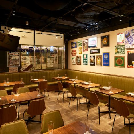 [Spacious table and sofa seats] The inside of the store is centered around a table for 4 people, and there are logos and posters of beer breweries from all over the world...!! Irresistible for beer lovers♪ Search for the logo of your favorite beer brewery. Please show it off on Instagram☆!!
