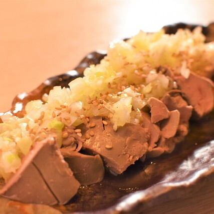 逢鳥名物【ねぎ塩レバ刺し】や【自家製レバーパテ バケットとともに】などこだわりの鶏料理を池袋で堪能