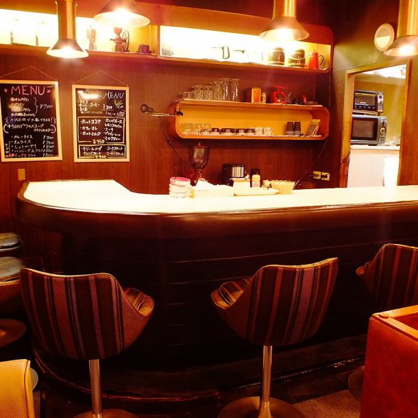 6席限定のカウンターは雰囲気抜群！ひとりの時間を楽しむのにも最適です。