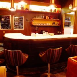 カウンターはカップルにも、おひとりさまにも◎