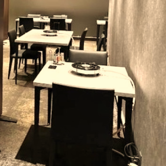 ソファーのような椅子をご用意。長居したくなるような店内。