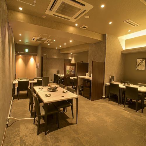 可容納 2-4 人的半私人餐桌。也非常適合情侶！