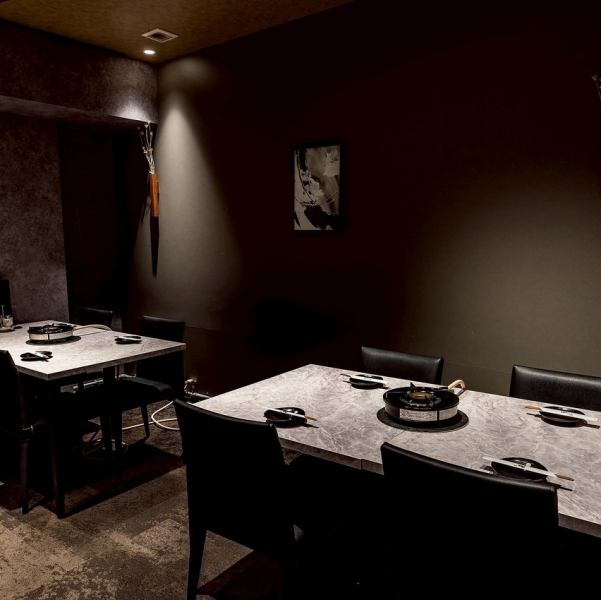 仕切りを使って全席半個室としてご利用頂けます。2名様から6名様のテーブル席はもちろん、それ以上のご人数でもお席を繋げて最大32名様（貸切）にてご対応可能です。シックで高級感のある店内は、接待や女子会、普段使いのご宴会、デートなどのご利用にも最適です。.広々としたゆったり空間、お席で電子タバコも可。