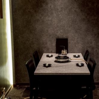 ２～４名でご利用いただける半個室のテーブル。カップル利用も◎