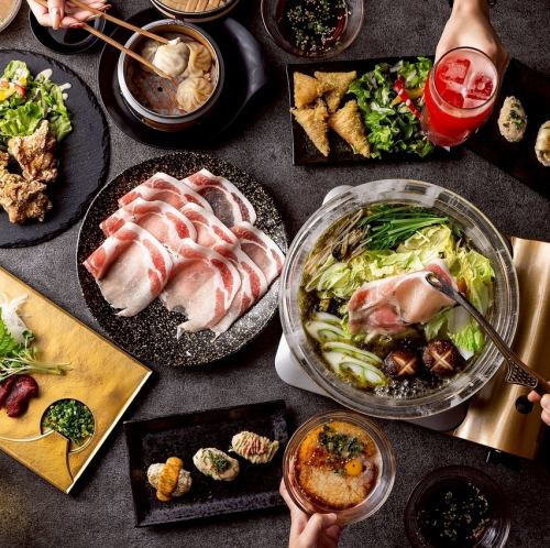 【看板メニュー】秘伝のあおさ出汁に金華豚をくぐらせ、月見トロロと特製ポン酢を合わせて楽しむ「宝石鍋」