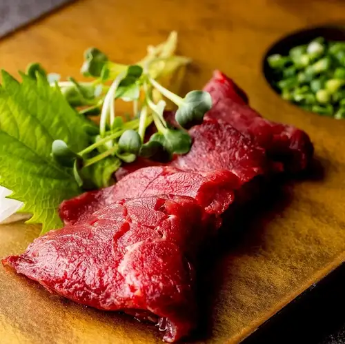 【鮮度抜群】目黒で味わう至高の御殿場産の馬刺し。産地直送の濃厚な旨味と豊富な希少部位を堪能。