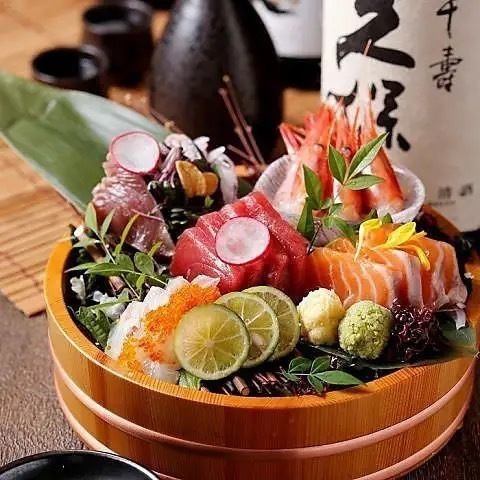 种类丰富的无限畅饮套餐，包括严选的烤鸡肉串、蔬菜串、新鲜的鱼等，3000日元起。