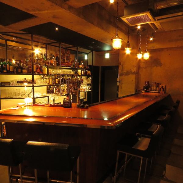 カウンター席もございます。多彩なウイスキーやラム、その他いろいろなお酒を取り揃えております。お酒のコレクションは、オーナー自らが厳選。オーナーの、「バーの入り口となりたい」という思いが込められています。素敵な空間で、片町の夜を過ごしませんか。