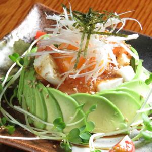 サーモンと長芋のゆっけ仕立て～アボカド包み～