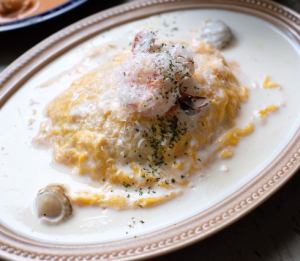 ホワイトソースのオムライス