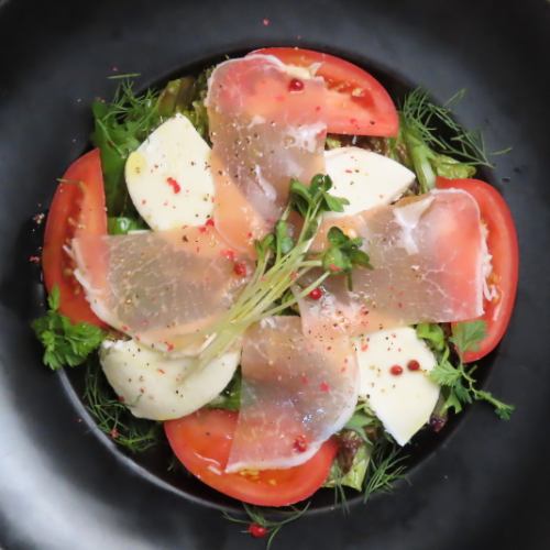 生ハムとモッツアレラのサラダ
