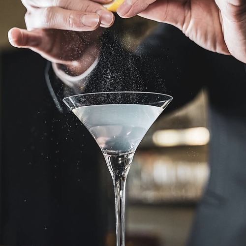 ビストロの料理と洗練されたバーが融合した大人の空間