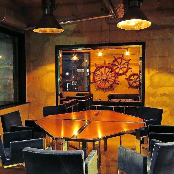 当店は金沢・片町の本格ビストロバー。大人が時間を忘れてくつろげる【大人のための酒場】デザイナー監修の雰囲気抜群の店内です。「温故知新」「1930年代のヨーロッパ」「船」がコンセプトの空間は、至福の空間が過ごせること間違いなし。大人が時間を忘れてくつろげる空間となっております。