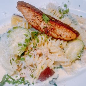 サーモンとたっぷり旬野菜わさびクリームソースショートパスタ