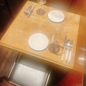 [Table seats] We also have couples' seats, which are often chosen by couples. Of course, single occupancy is also OK.
