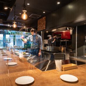 [Counter seats] If you sit at the corner, you can talk face to face with up to four people! You might even get some dishes that aren't on the menu!