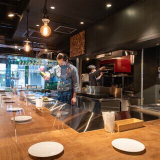[Counter seats] If you sit at the corner, you can talk face to face with up to four people! You might even get some dishes that aren't on the menu!