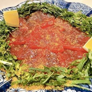 まぐろとルッコラのカルパッチョ　カラスミ仕立て