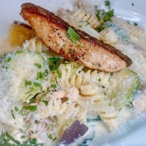 サーモン・たっぷり旬野菜わさびクリームソースショートパスタ