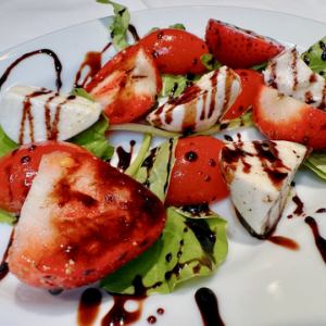 イチゴとモッツァレラチーズカプレーゼ