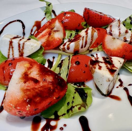 イチゴとモッツァレラチーズカプレーゼ