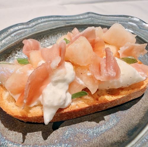 桃子、布拉塔奶酪、意大利熏火腿和意式烤面包