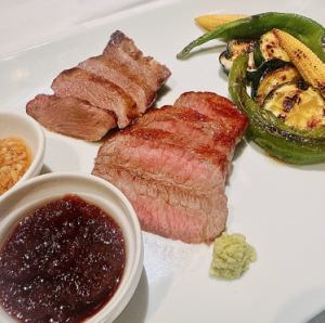 A5级日本黑毛和牛瘦牛肉和牛舌烤时蔬拼盘