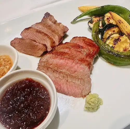 A5级日本黑毛和牛瘦牛肉和牛舌烤时蔬拼盘
