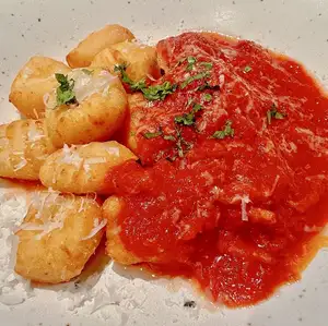 阿拉比亚塔酱炸面疙瘩 'nduja