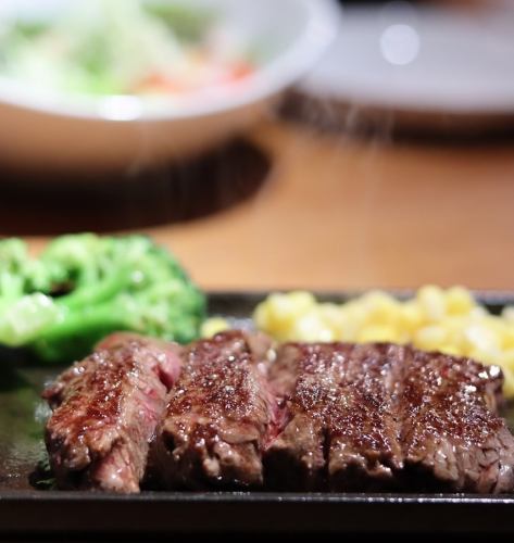 Great deals on meat dishes such as steak lunch♪