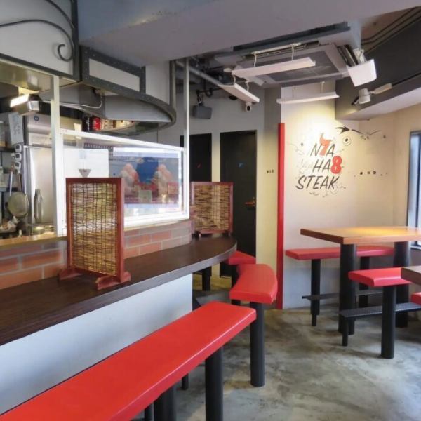 今夜は一人で飲みたい気分！そんな皆様のために、カウンター席を2席ご用意しております。テーブル席とは背中合わせにご用意しているので、視線を気にすることなくお過ごしいただけます。お席はお2人様でご利用いただけるベンチシート。恋人とのデートや先輩とのサシ飲みにもぴったりです。