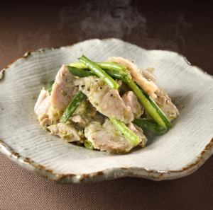 A dish that goes well with alcohol, spicy steamed chicken with green pepper