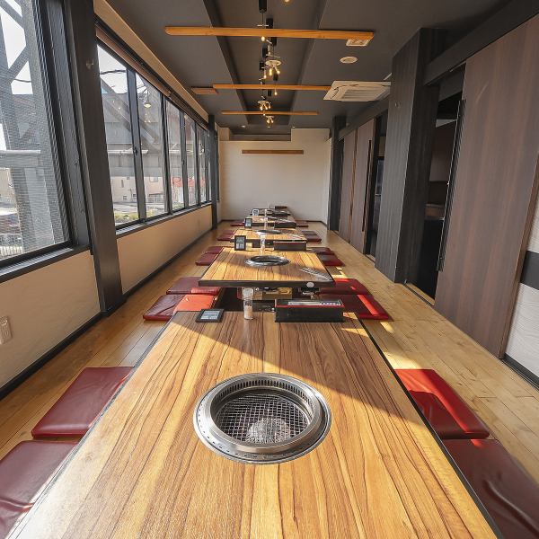 【岸和田/忠岡駅から徒歩圏内☆黒毛和牛専門焼肉店】南海本線忠岡駅から徒歩15分の場所にある牛若丸岸和田店！赤い看板と和風の外観が目印です！当店専用駐車場も完備しておりますので、小さいお子様連れのファミリー様やご友人様と岸和田に遊びに来られた際はぜひお立ち寄りください☆