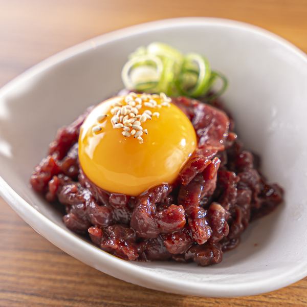 ≪桜ユッケ税込 748円≫ 新鮮な旨味が広がる逸品！