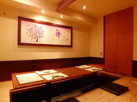 It is a seat of digging kotatsu separated by blinds.Available from 2 to 10 people.The photo is for 10 people.