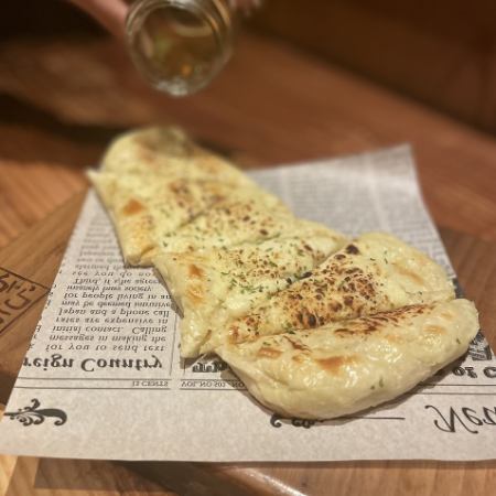 Naan pizza with gorgonzola