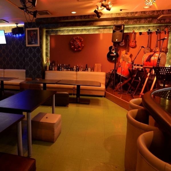 客席とステージが近いのが最大のウリ！ノってくるとカチャーシーで踊りだすお客さん達！！お店とお客様が近いお店。みんなで唄って、踊って最高な沖縄の思い出を、、、