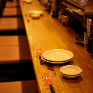 There are 26 seats at the counter ♪ It is ideal for a drink after work and a small meal with colleagues ♪
