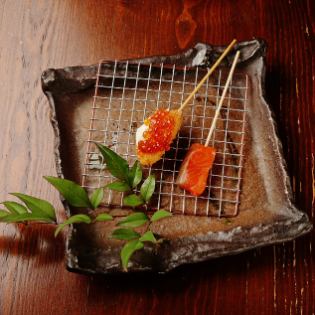 Deep-fried salmon and salmon roe skewers