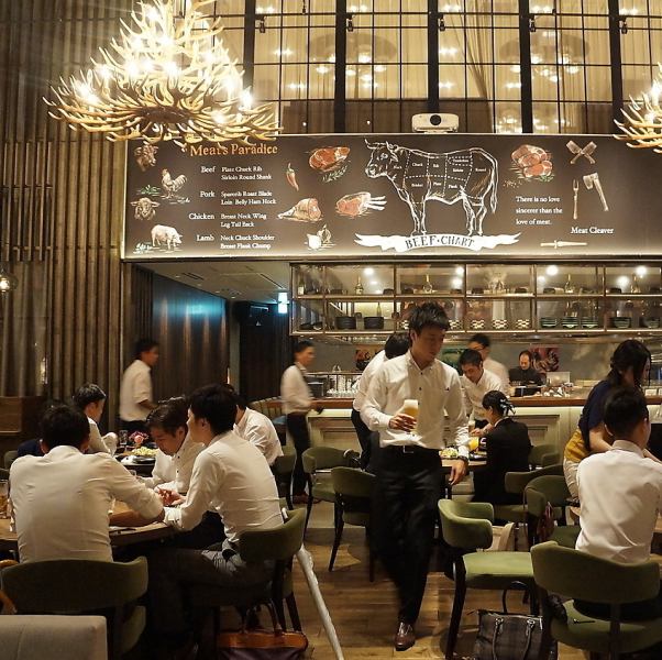 木テーブルに優しいライトに包まれた落ち着いた店内。貸切も様々なスタイルで利用可能☆10名様から利用可能なので歓送迎会の貸切や、各種宴会でのご予約も承っております。また、プロジェクターや音響完備しておりますので、ムービー放映や様々なサプライズ演出もご相談ください！
