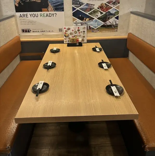 お子様連れやご家族での食事でゆったりと寛げるソファー席も用意しております。背もたれが心地よく、長時間の宴会でも疲れにくいのが特徴です。女子会やデート、落ち着いて会話を楽しみたいビジネスシーンなどにもご活用いただけます。昭和の大衆酒場を感じる活気ある店内で、憩いのひとときをお過ごしください。