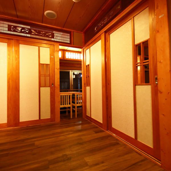 暖かみある照明が雰囲気の良さを引き立ててくれます。落ち着いた大人の宴会に最適な空間となっております。広々としたお席は、八重洲での飲み会や宴会はもちろん、デート、接待、歓送迎会などにもおすすめ！お席のみのご予約も承っております。