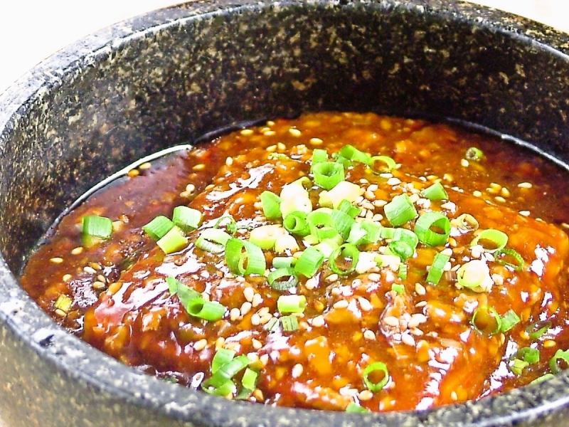 ピリ辛でコクがあります♪特製石鍋麻婆豆腐をご賞味あれ！